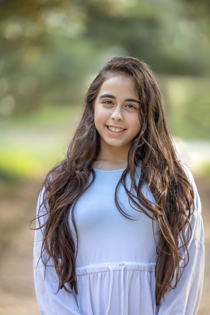 צילומי בת מצווה מתבגרת עם בפארק