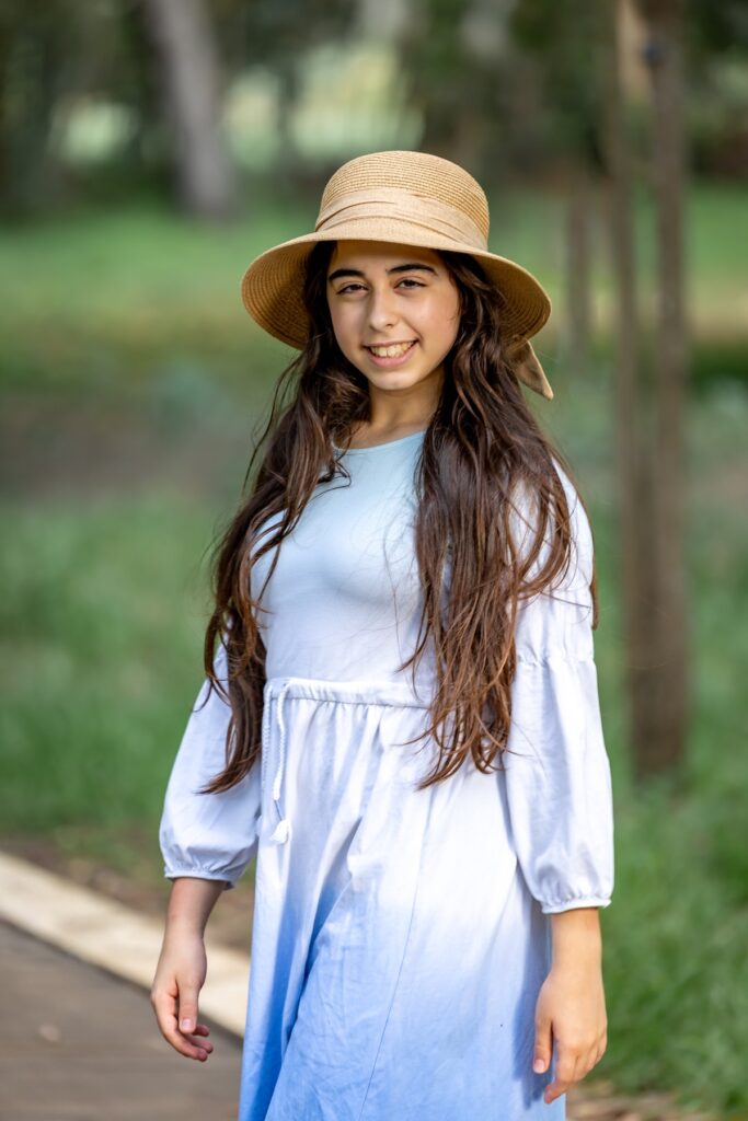 צילומי בת מצווה מתבגרת עם בפארק