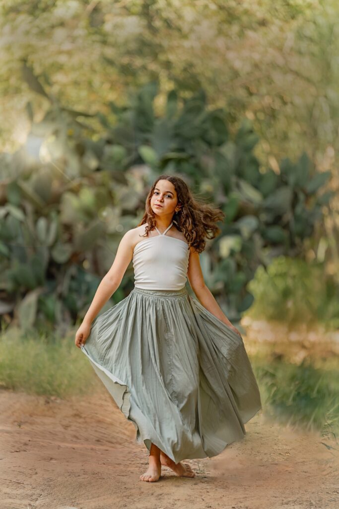 צילומי בת מצווה מתבגרת הולכת בפארק