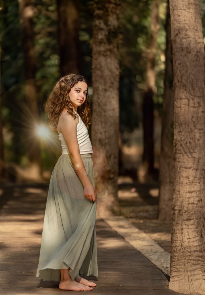 צילומי בת מצווה מתבגרת עומדת בפארק