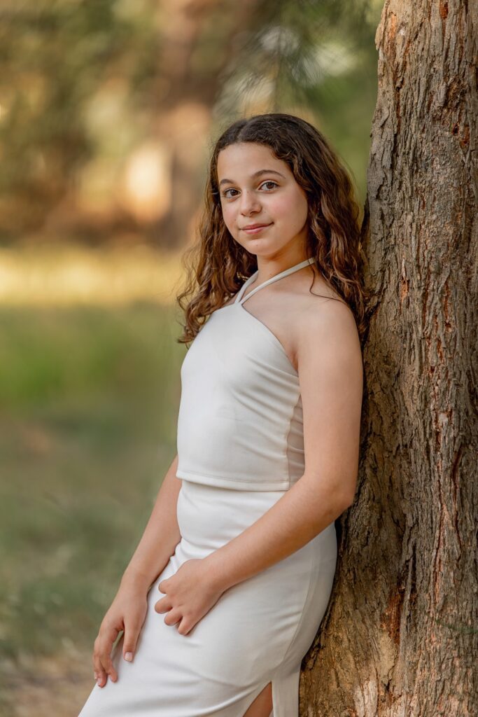 צילומי בת מצווה מתבגרת נשענת על עץ