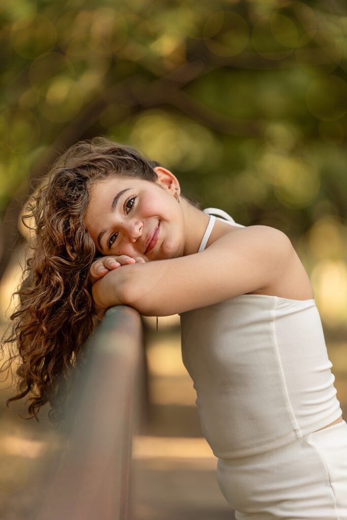 צילומי בת מצווה מתבגרת נשענת על עץ