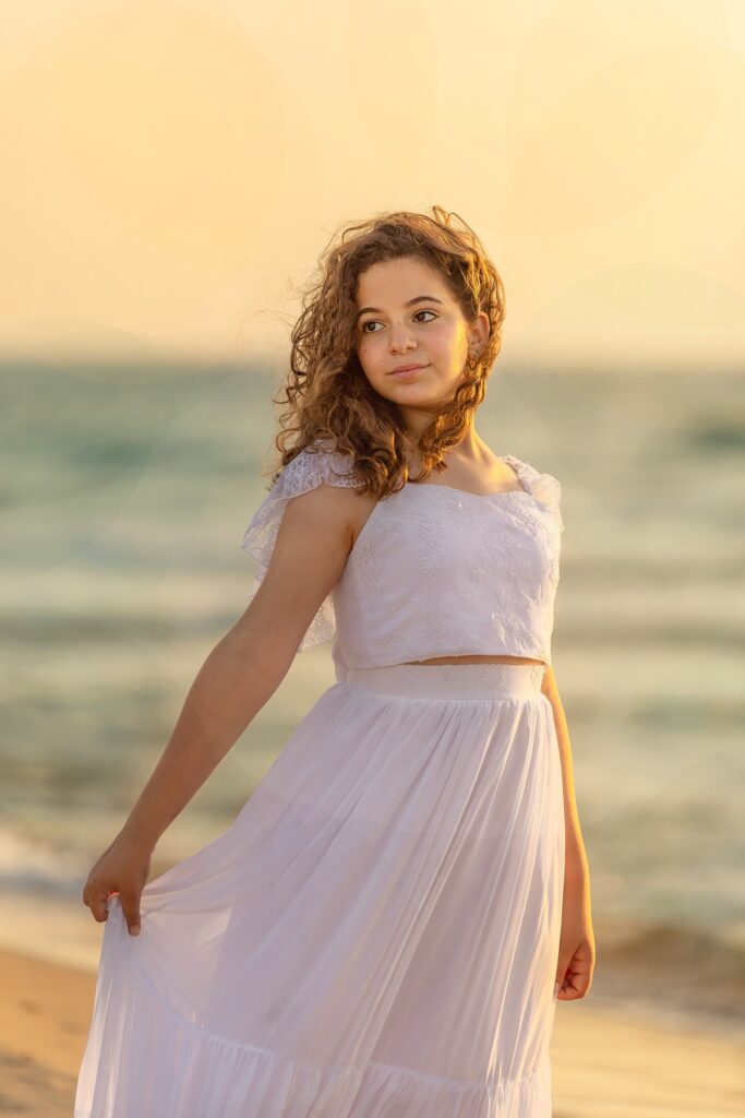 תמונת בת מצווה של מתבגרת על חוף הים