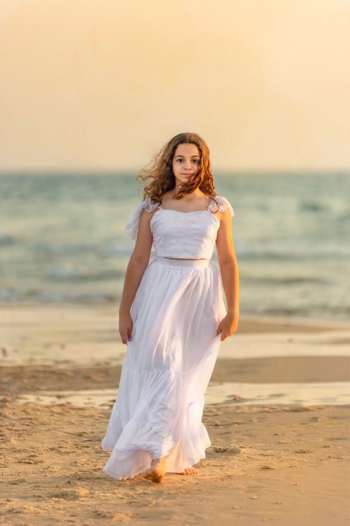 תמונת בת מצווה של מתבגרת על חוף הים