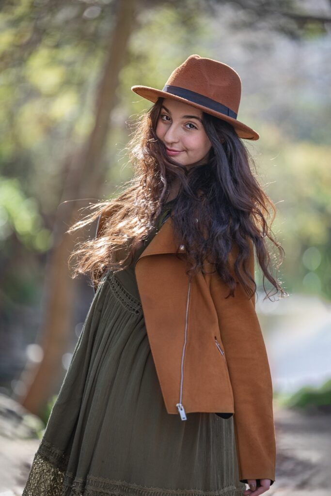 צילומי בת מצווה מתבגרת עם עם כובע בפארק