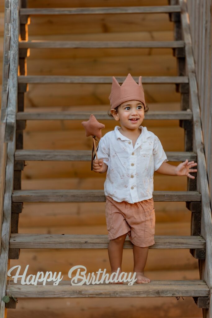 בן שנתיים - פעוט יושב במדרגות