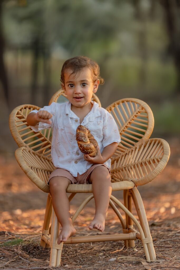 בן שנתיים -יושב על קורסה מקש