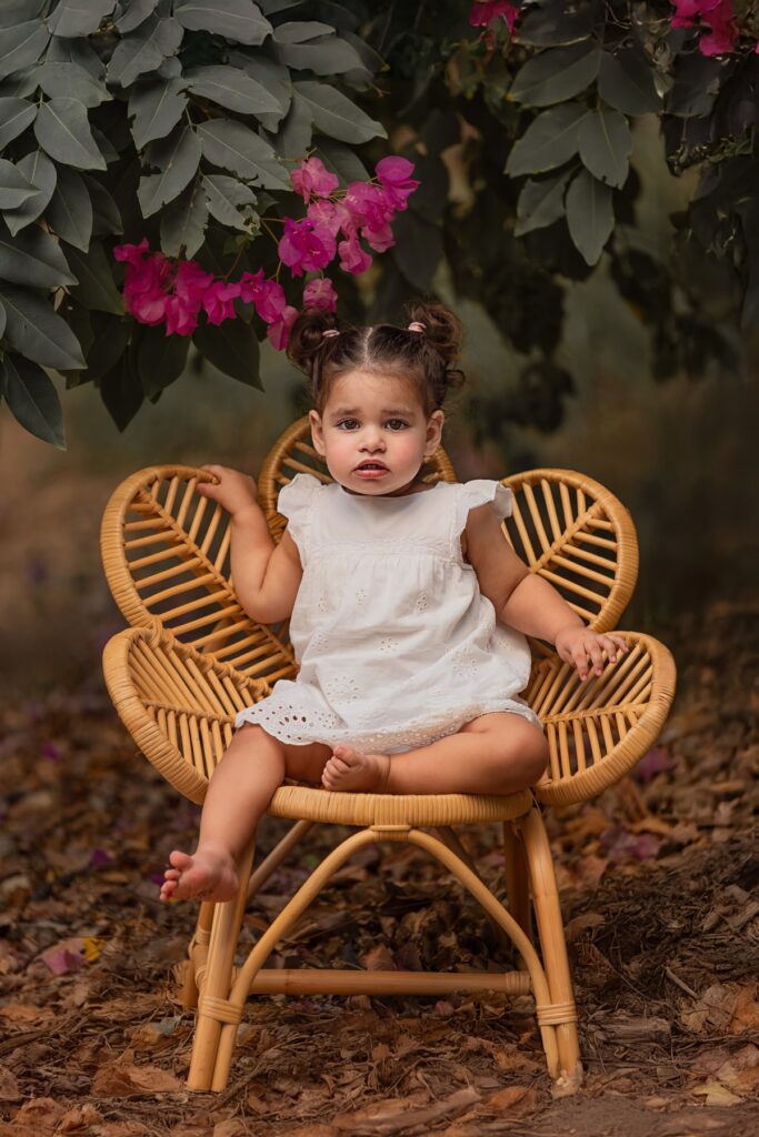 בת שנתיים -יושבת על קורסה מקש