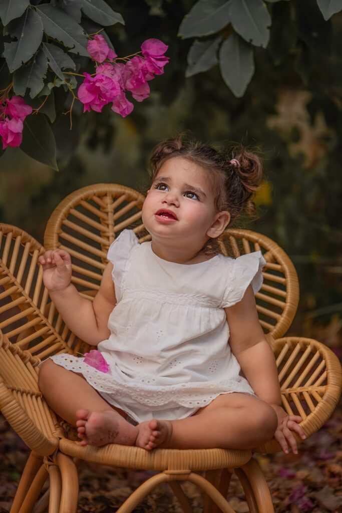 בת שנתיים -יושבת על קורסה מקש