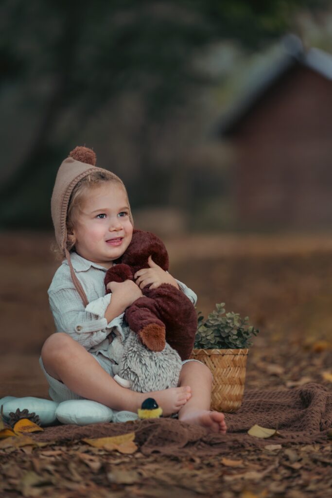 בן שנתיים מחזיק דובי