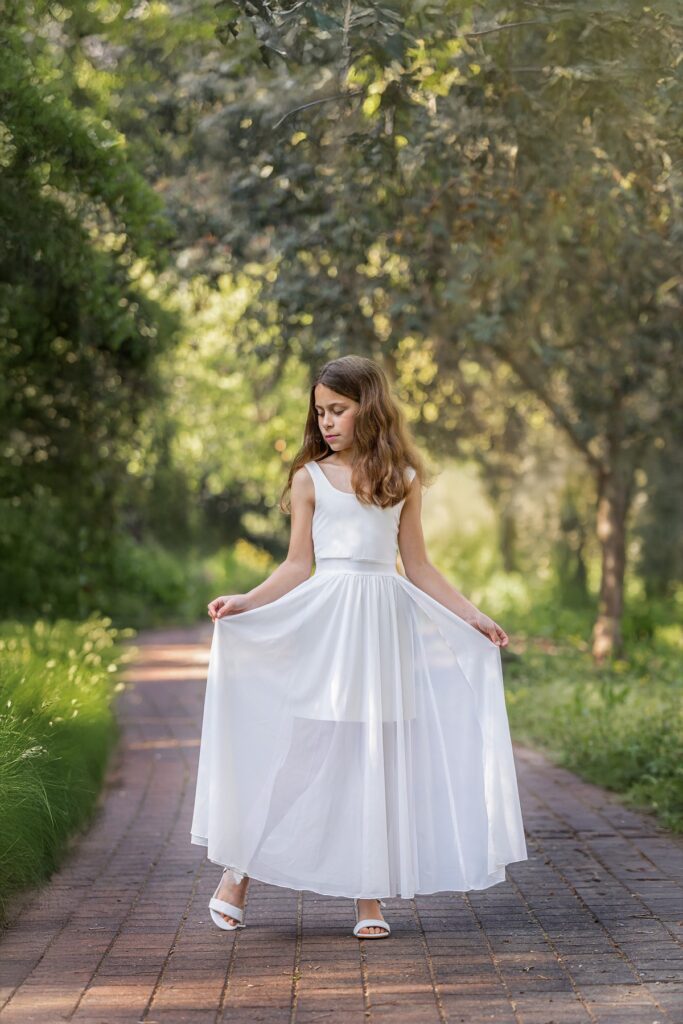 צילומי בת מצווה של מתבגרת בפארק עם שמלה לבנה