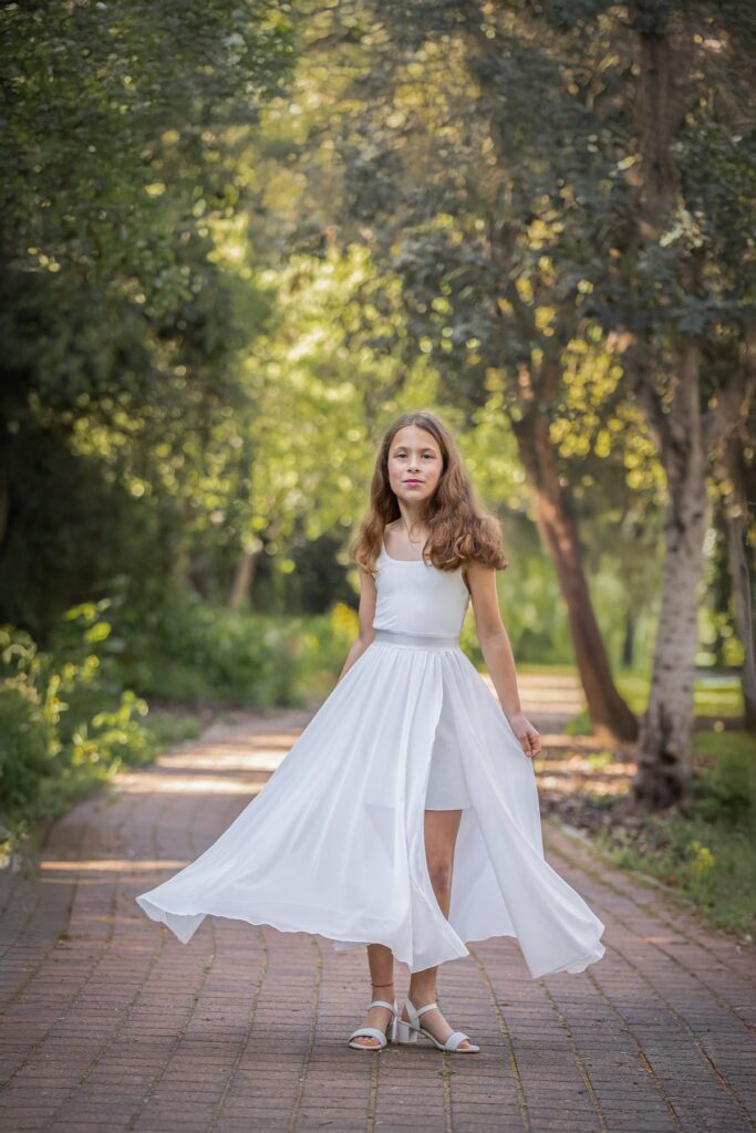 צילומי בת מצווה של מתבגרת בפארק עם שמלה לבנה