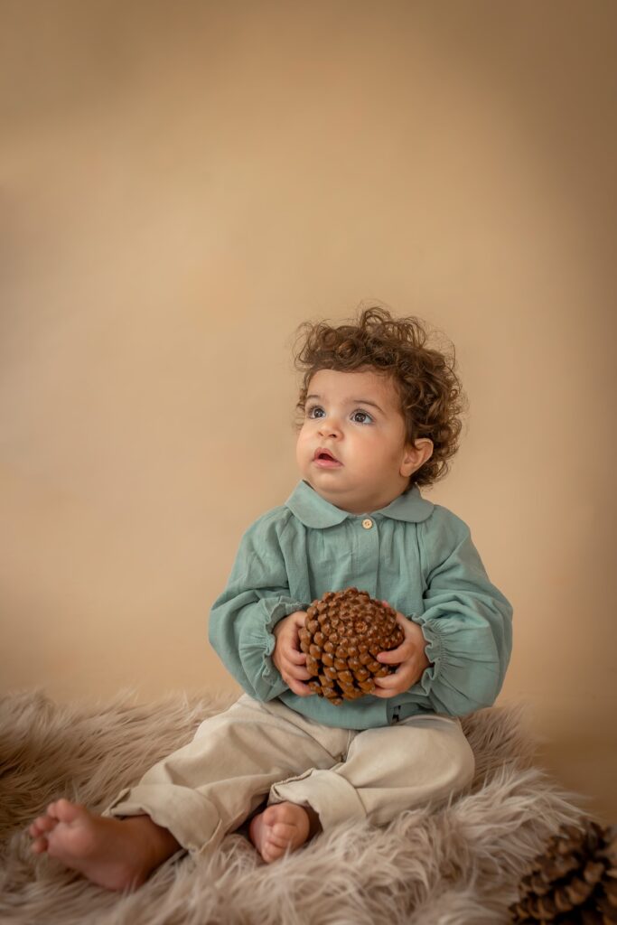 גיל שנה -פעוט מחזיק אצטרובל