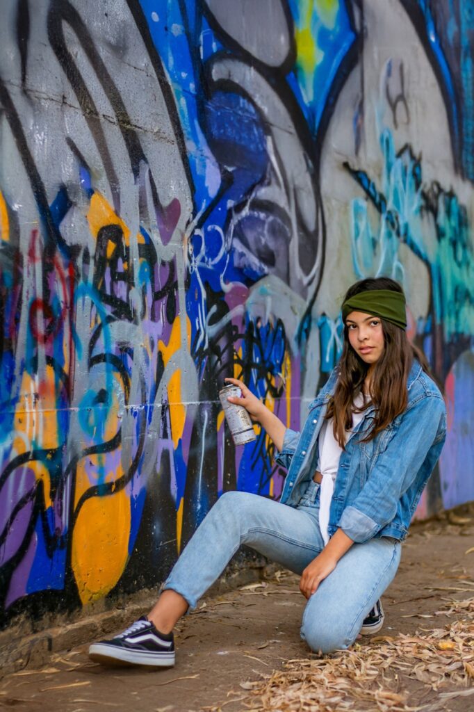 צילומי בת מצווה מתבגרת מציירת על קיר מצויר