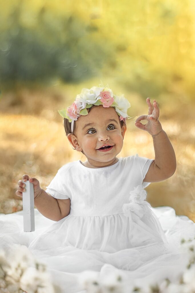 גיל שנה -פעוטה יושבת בטבע