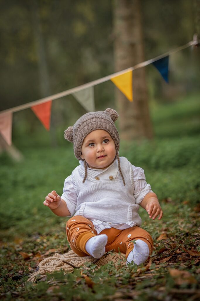 צילומי גיל שנה -פעוט יושב בפארק