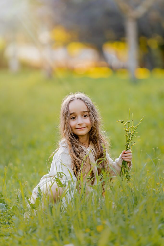 צילומי משפחה עם ילדה בדשה