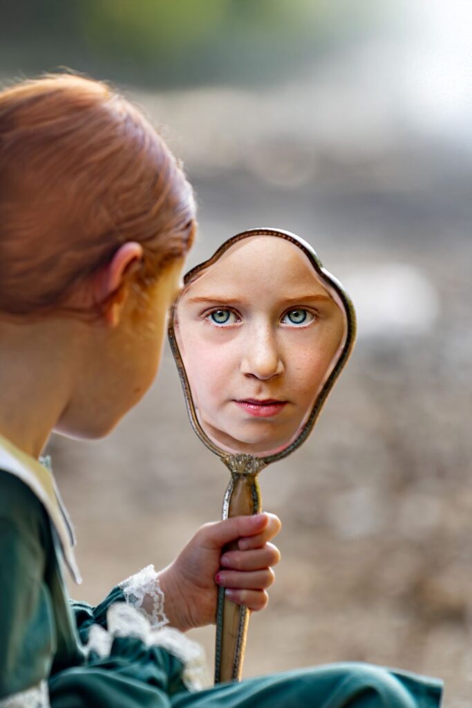 ילדה מסתכלת במראה