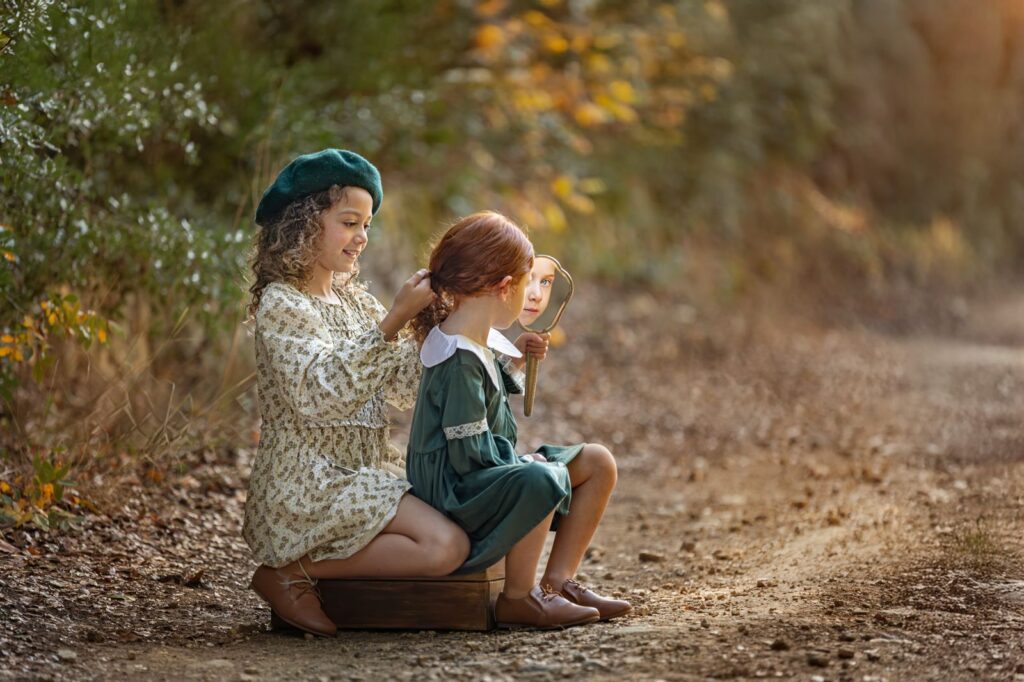 ילדות יושבות ביער עוצות קוקו